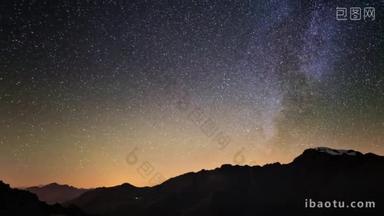 风景秀丽的流星爆炸与星尘在时间流逝的银河和满天星斗的天空旋转翻越阿尔卑斯山.